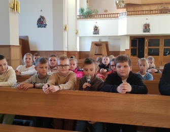 Dzieci modlą się na różańcu